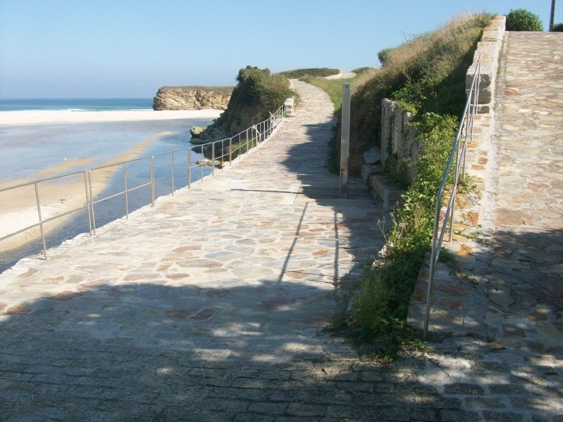 Playa de Valea. Retirada de escombros, ejecución de escollera y reparación de barandillas y paseo