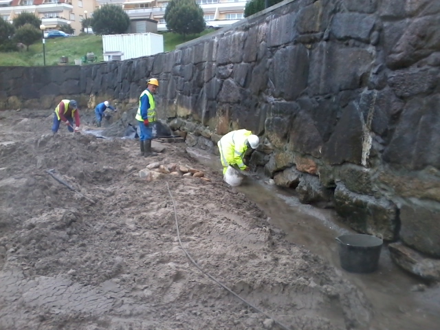 Playa de Corcubion. Avería en paseo y pavimentos