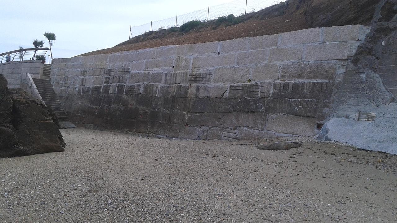 Arreglos en el muro de Playa de Santa Ana