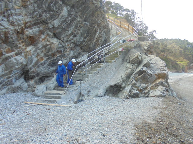 Playa de Torbas. Reparación de barandilla
