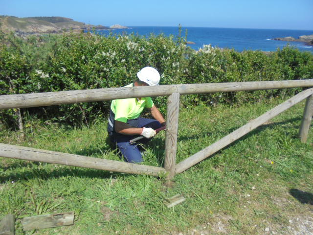 Playa de Porcía. Reparación de barandilla.