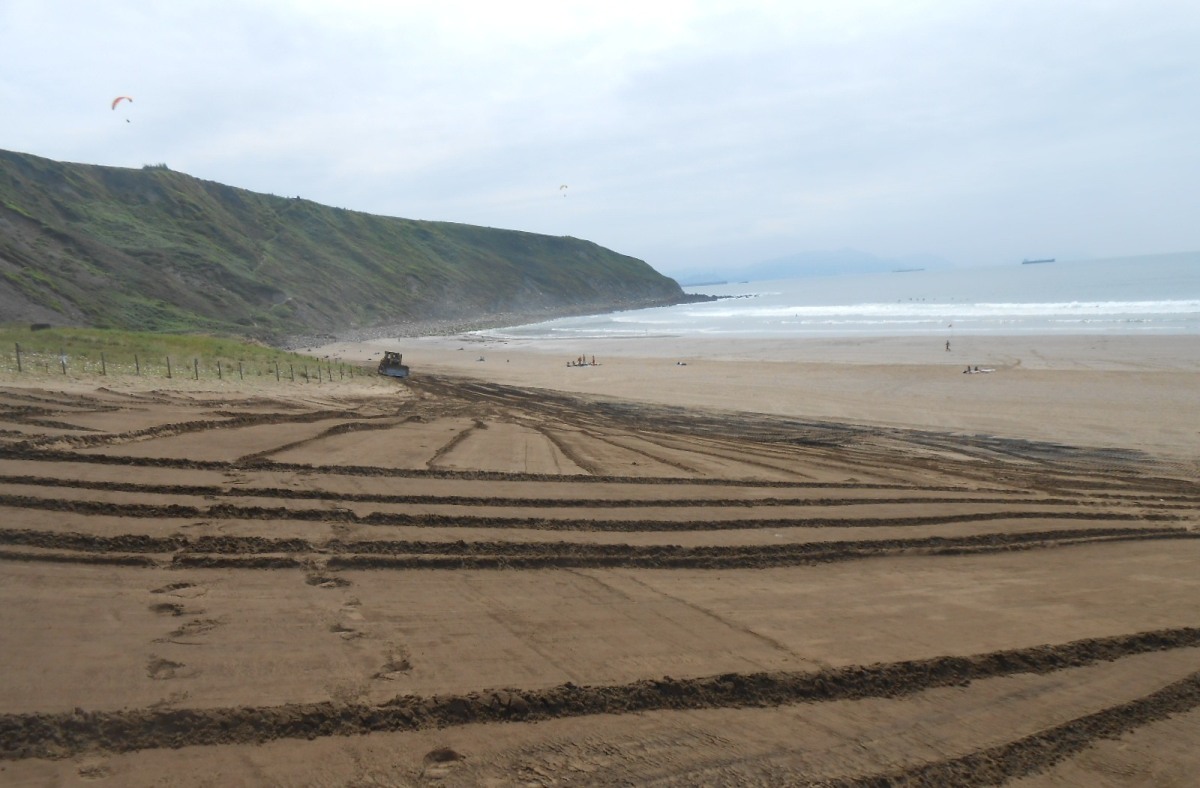 Playa Barinatxe (o La Salvaje). Restauración de perfil de playa segura.