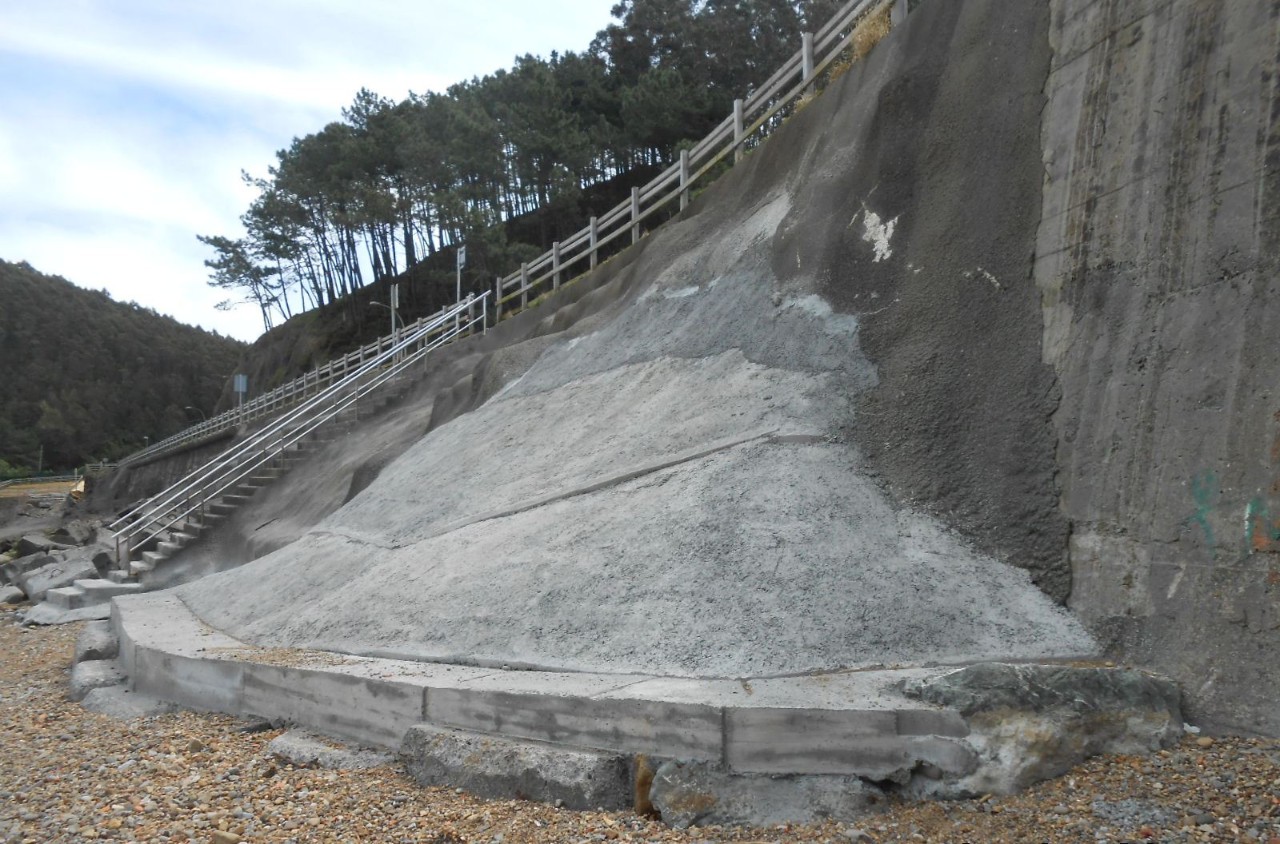 Entorno playa Armintza. Reparación en base de muro de paseo acceso a playa.