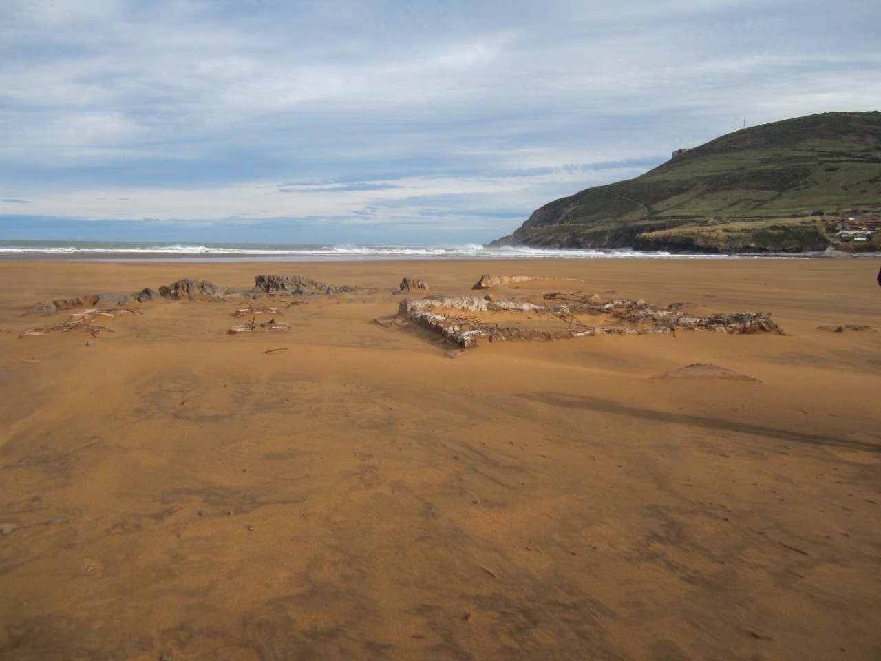 Entorno de la playa La Arena. Retirada antiguas cimentaciones afloradas en playa.