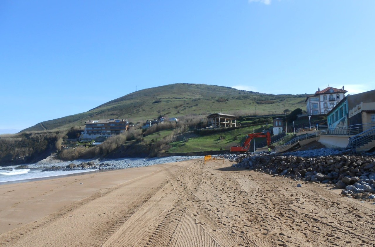 Playa La Arena. Retirada afloramiento piedras exógenas en playa.
