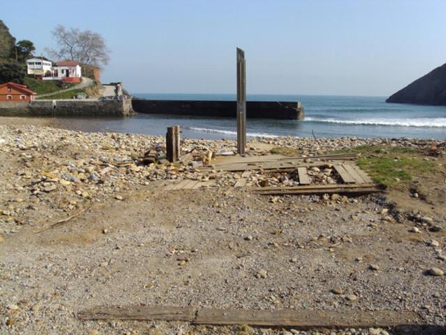 Playa de Dicido. Repilado de piedras sobre el talud y reparación de accesos