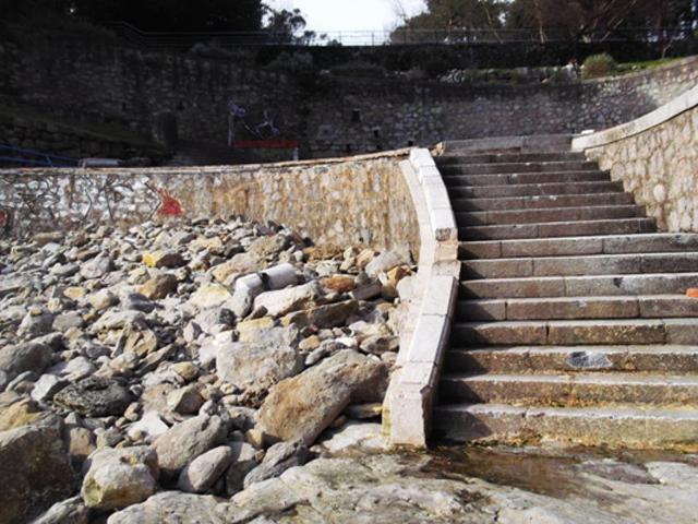 Playa de Molinucos (reparacion barandilla, reposicion peanas verticales de piedra, reparación enlosado y albardillas)