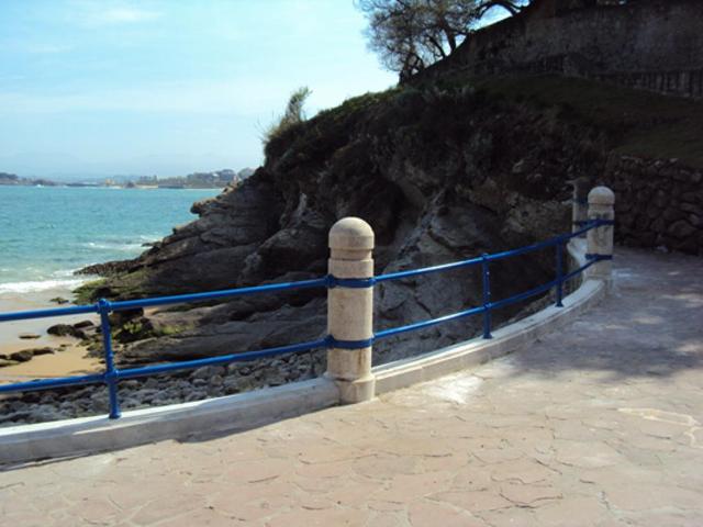 Playa de Molinucos (reparacion barandilla, reposicion peanas verticales de piedra, reparación enlosado y albardillas)