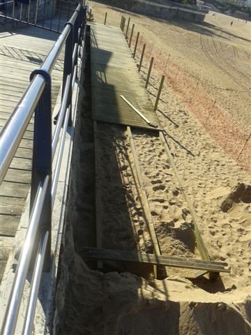 Playa de la Concha. Reposición pasarela madera acceso minusválidos