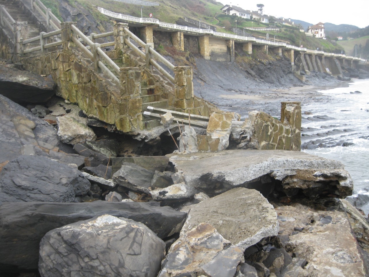 Reparación de la escalera de acceso a la playa de Lapari.