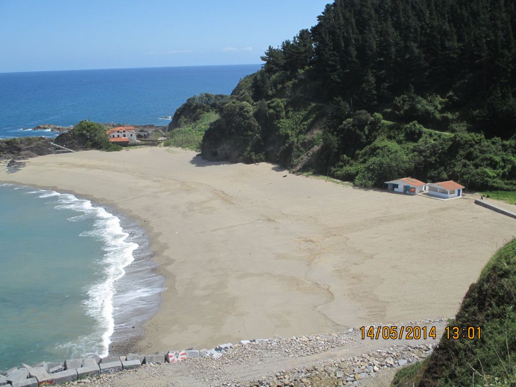 Aportación de arena en la playa de Saturrarán en Mutriku