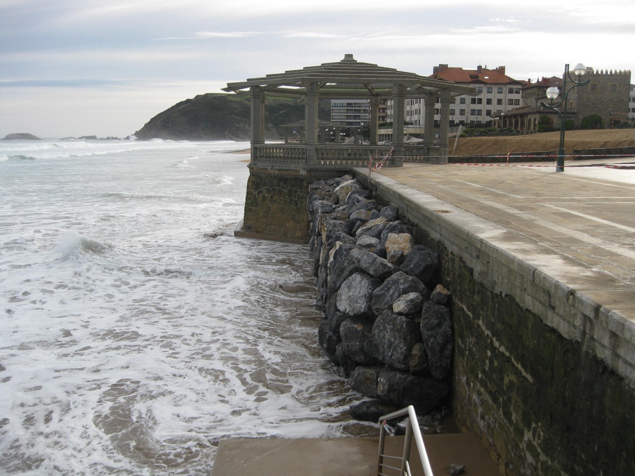 Protección de otros huecos del muro de costa en el paseo marítimo de Zarautz en evitación de desplomes inesperados