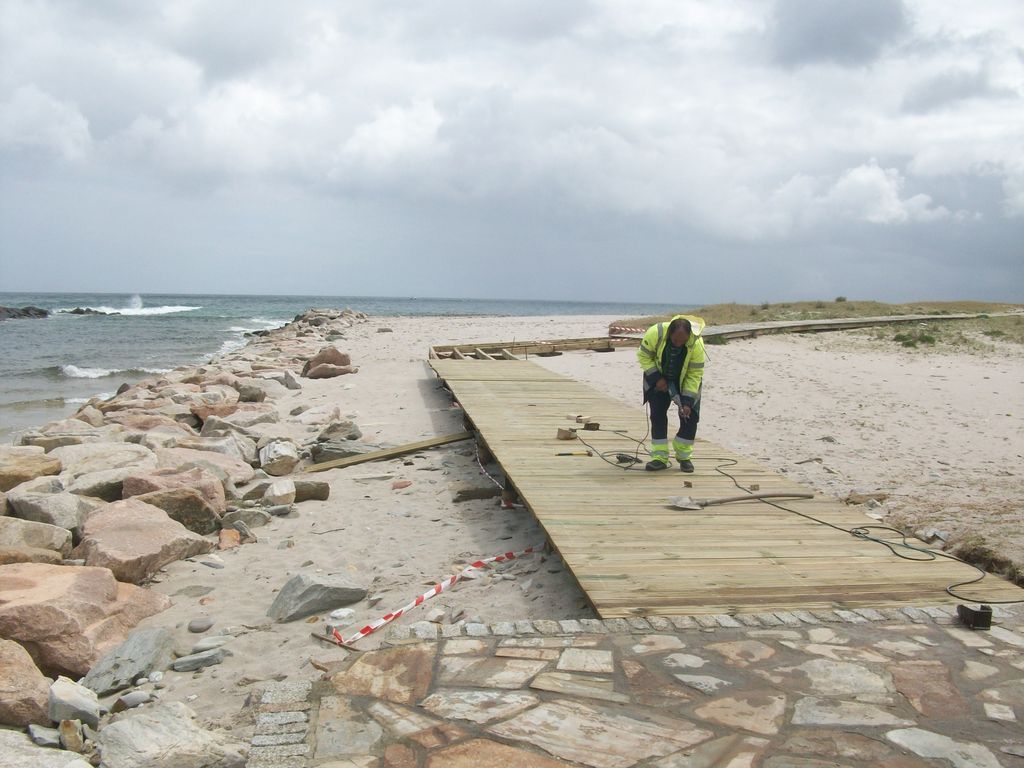 Playa de Pampillosa. Reparación de sendero peatonal, ejecución de pasarela de madera y reparación de escollera