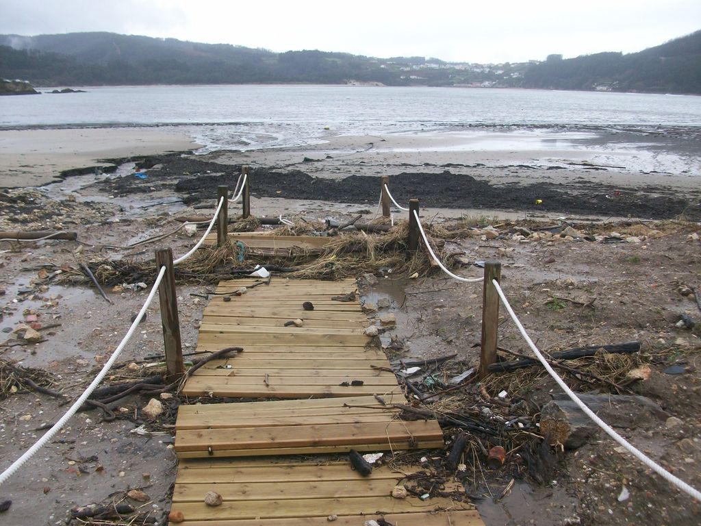 Playa Fomento. Escollera, ducha