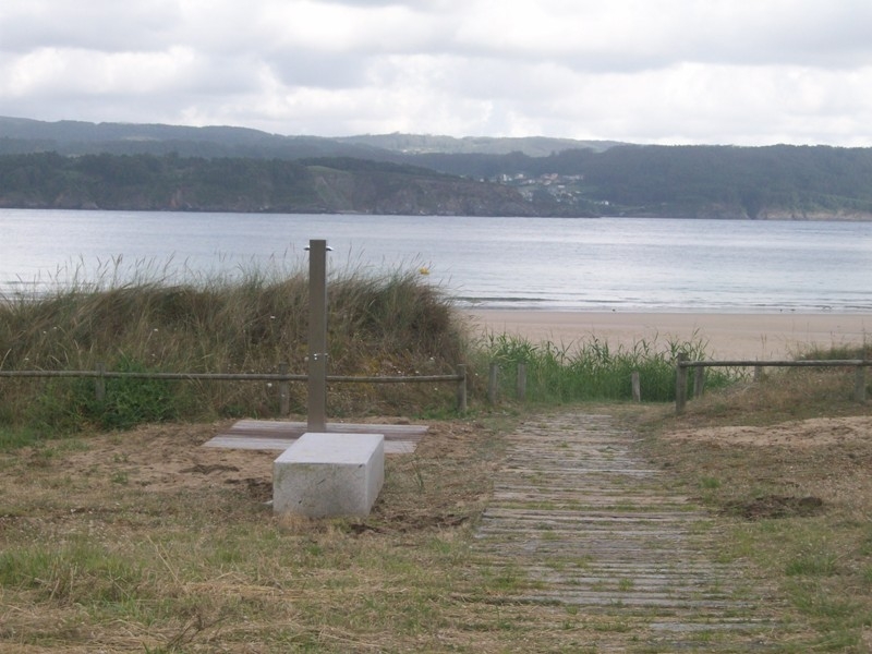 Playa de Area. Reparaciones en ducha, papelera, limpieza de playa y pasarela