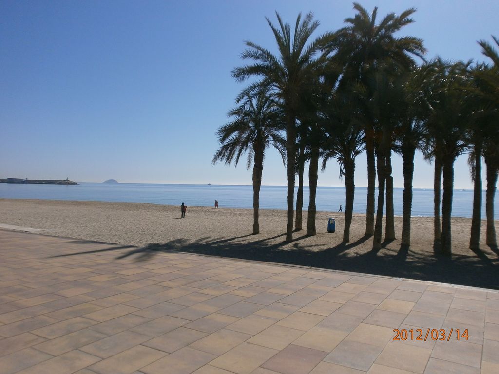 Paseo marítimo y fachada litoral de la Vila Joiosa (Villajoyosa, Alicante)