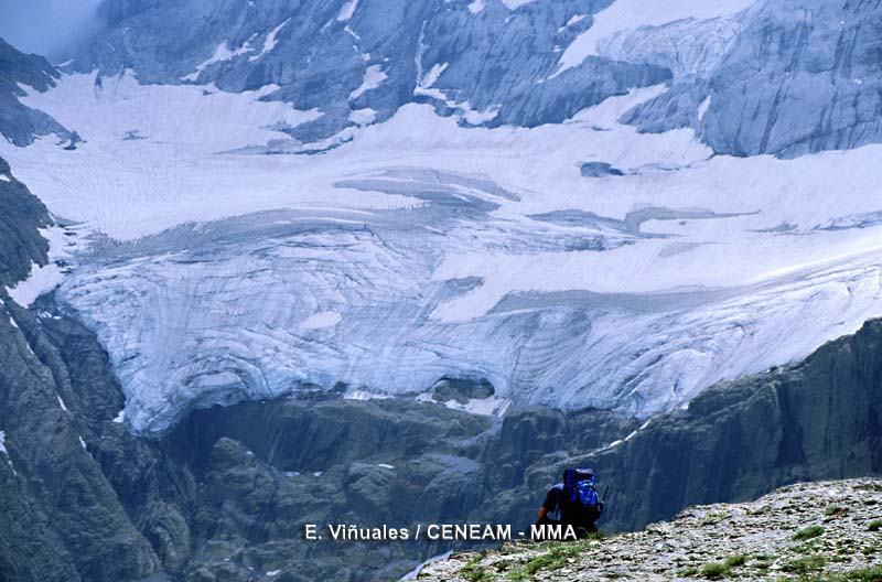 El Glaciar de Monte Perdido, es el cuarto glaciar más extenso de los Pirineos, aunque se encuentra en retroceso como el resto de galciares pirénaicos .