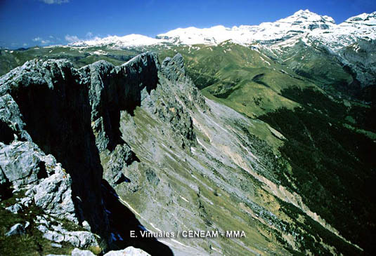 Las fracturaciones y movimientos de las masas de roca, unidas a la erosión del agua y del hielo, han creado profundos valles y vertiginosas paredes de hasta 800 metros de altura en algunos puntos.