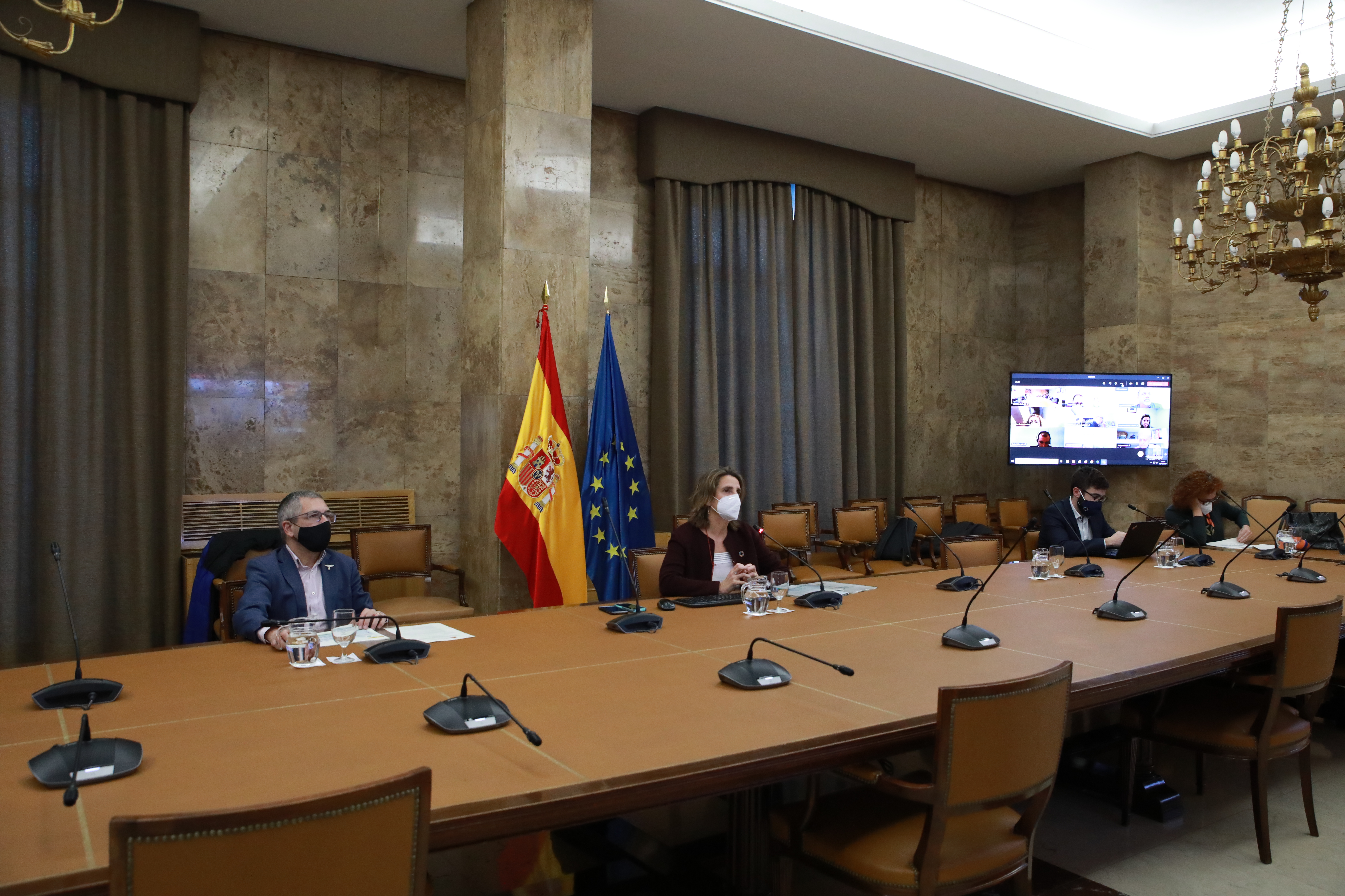 Reunión agentes sociales y empresarialesTeresa Ribera apela al diálogo y la cooperación con los agentes sociales y empresariales para implementar el Plan de Recuperación de la economía española 