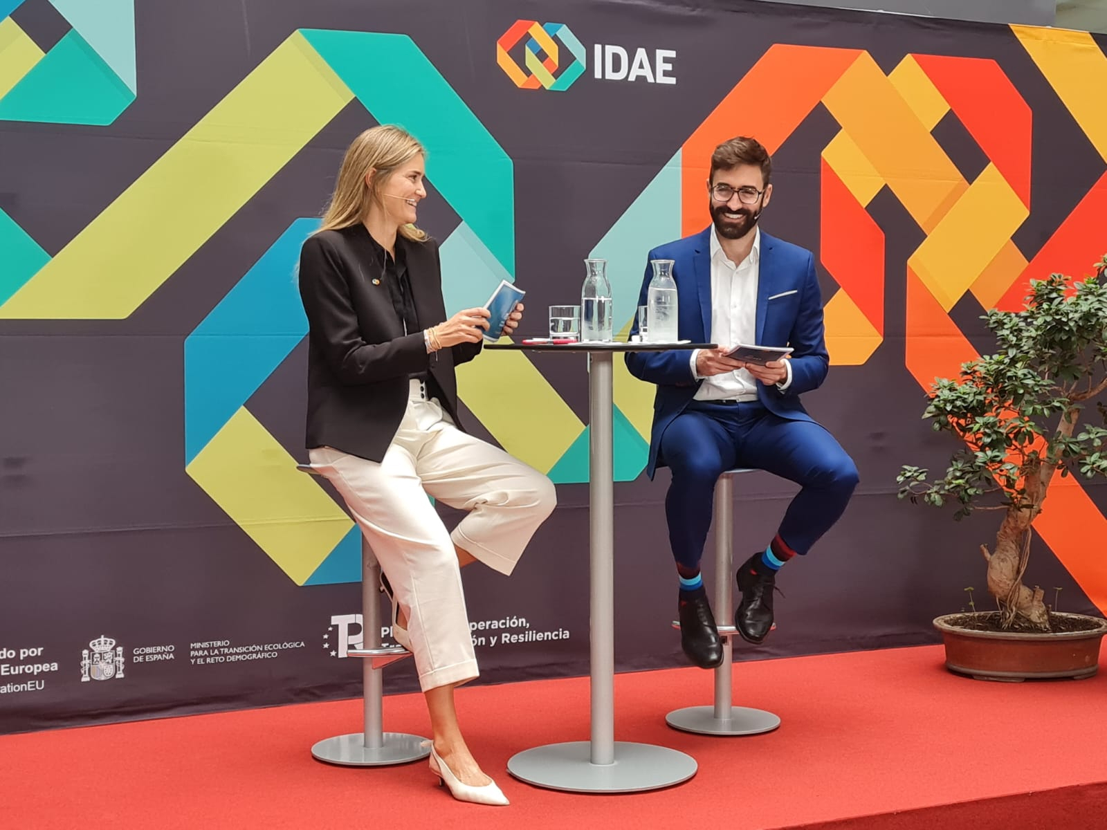 Sara Aagesen y Joan GroizardEl MITECO impulsa 82 proyectos innovadores de movilidad eléctrica de empresas y sector público en el marco del programa MOVES Singulares II