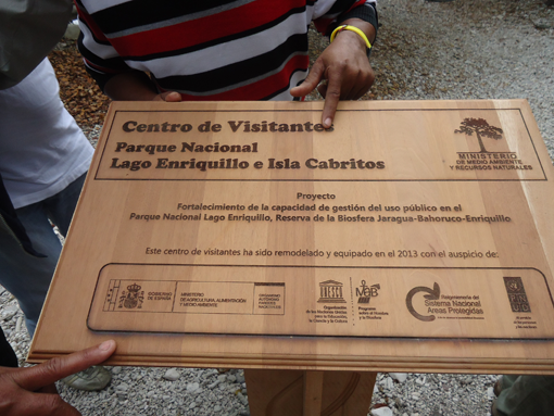 Placa de inauguración del Centro de Visitantes del Parque Nacional Lago Enriquillo e isla Cabrito