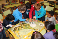 Niños participando en el juego ”De ruta por el Parque Nacional”