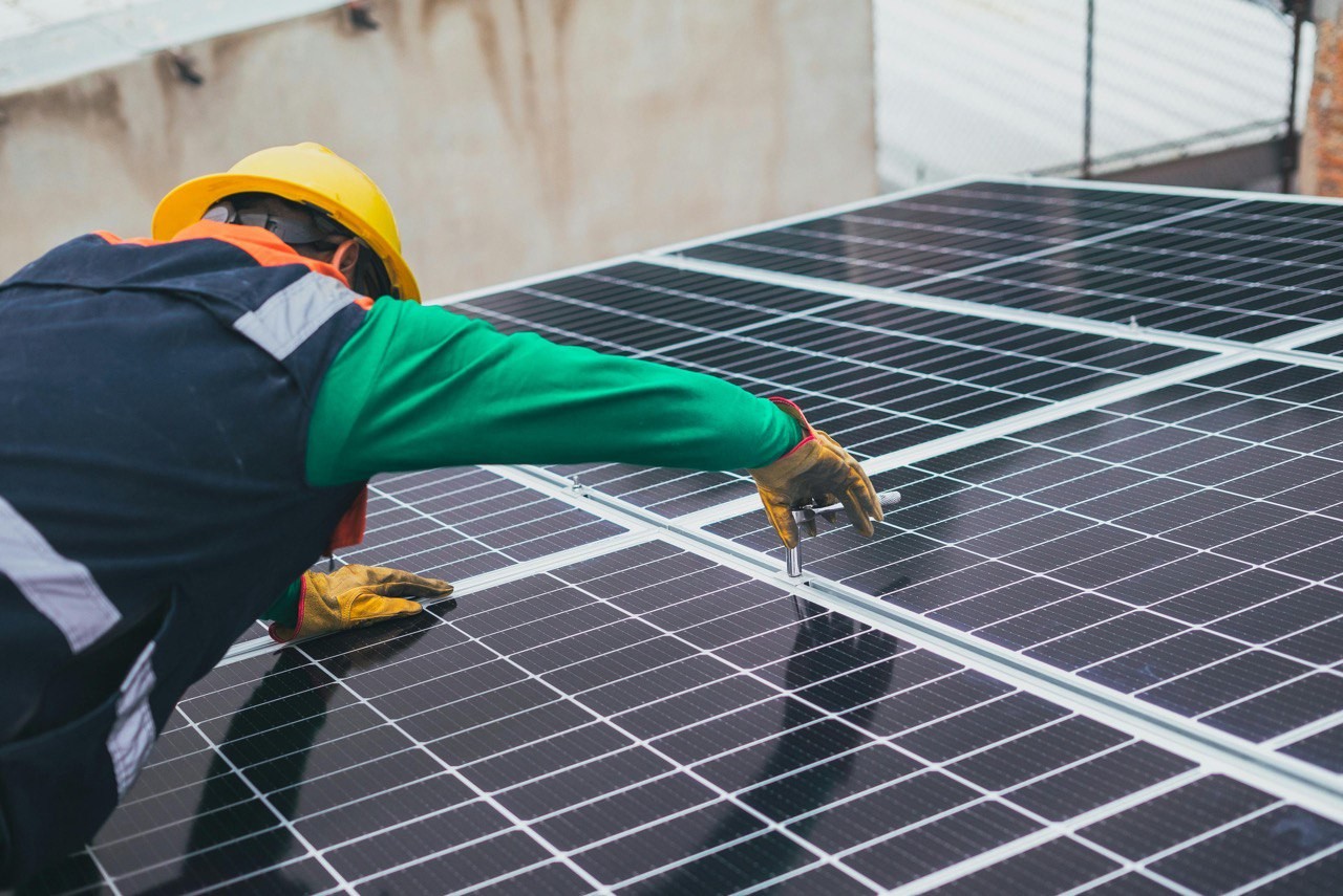 Instalación de una placa solar.