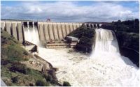 Desagüe de la presa de Alcántara (Iberdrola) en la cuenca hidrográfica del Tajo. Los embalses son elementos claves en la gestión de las avenidas y, a su vez, su rotura o mal funcionamiento puede causar efectos catastróficos.