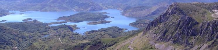 embalse rodeado de terreno montañoso