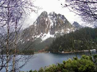 Imagen del lago San Maurico y Los Encantats. Pirineos. España.
