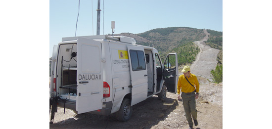 Fotografía de una unidad  móvil de meteorología y transmisiones