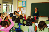 Contando "El árbol de la esquina" a los alumnos de educación primaria