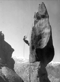 Alpinista escalando en la Pedriza, hacia 1915-1920. Real Sociedad Española de Alpinismo Peñalara.
