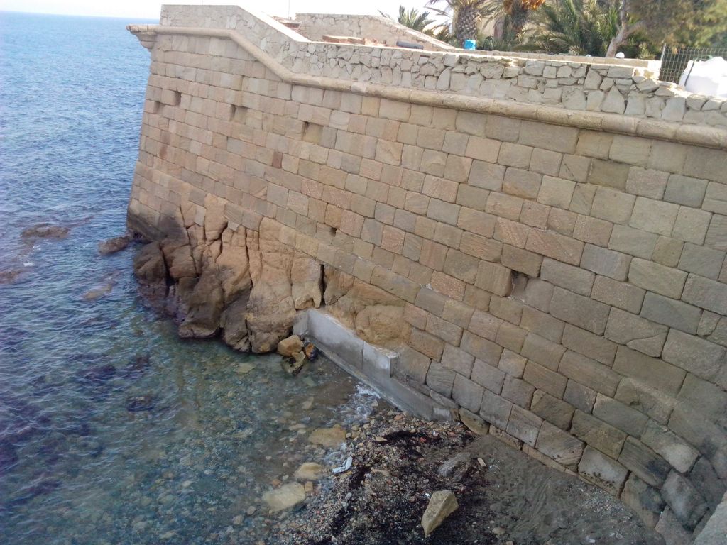 Recalce de dos de los lienzos de la muralla de la Isla de Tabarca (Alicante)