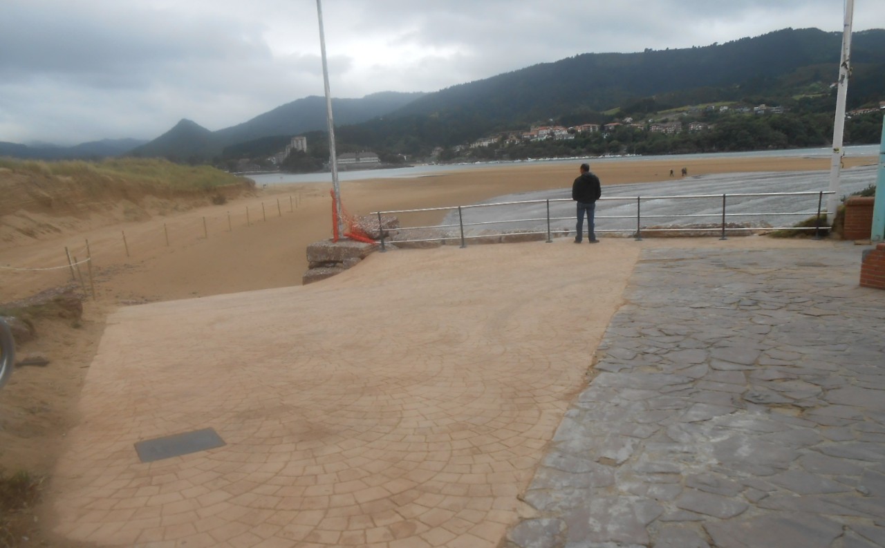 Playa de Laida. Reconstrucción elementos en parque junto a playa.