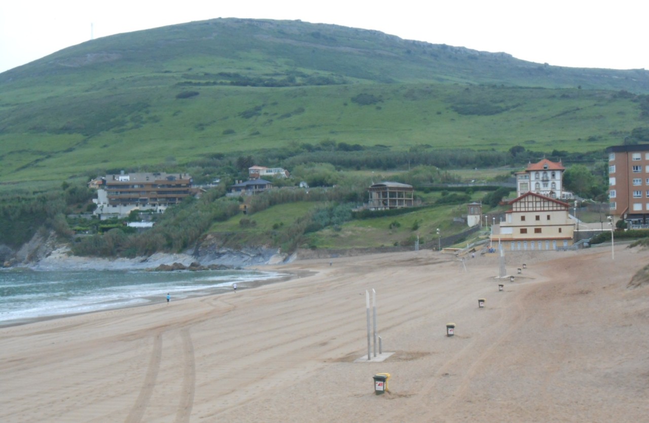 Playa La Arena. Recolocación áridos en playa.