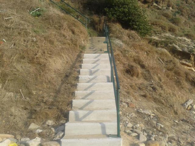 Playa de Somocuevas. Reparación escaleras hormigón