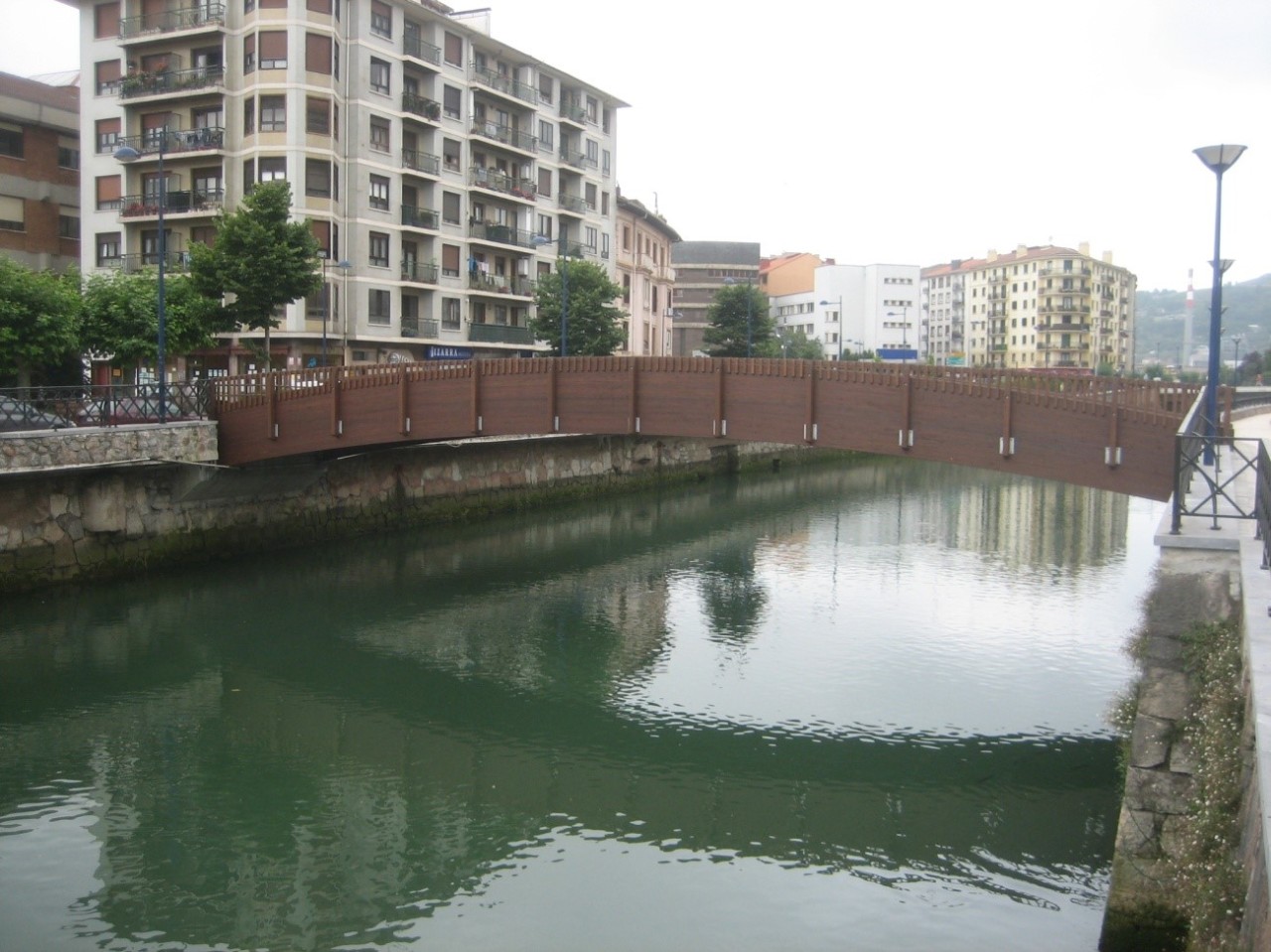 Pasarela peatonal sobre la ría del Oiartzun a la altura de la panificadora Lekuona (año 2007) 