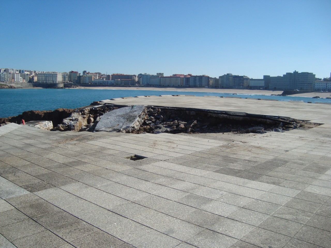 Averías en el paseo y pavimentos. Reparación de pavimento y muro del paseo marítimo.