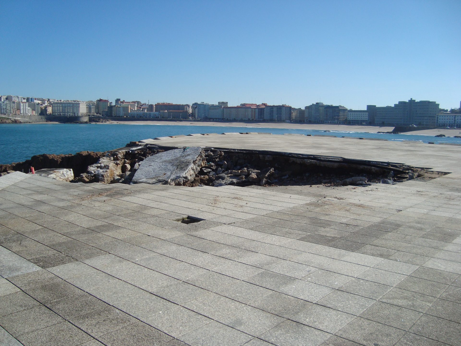 Averías en el paseo y pavimentos. Reparación de pavimento y muro del paseo marítimo.