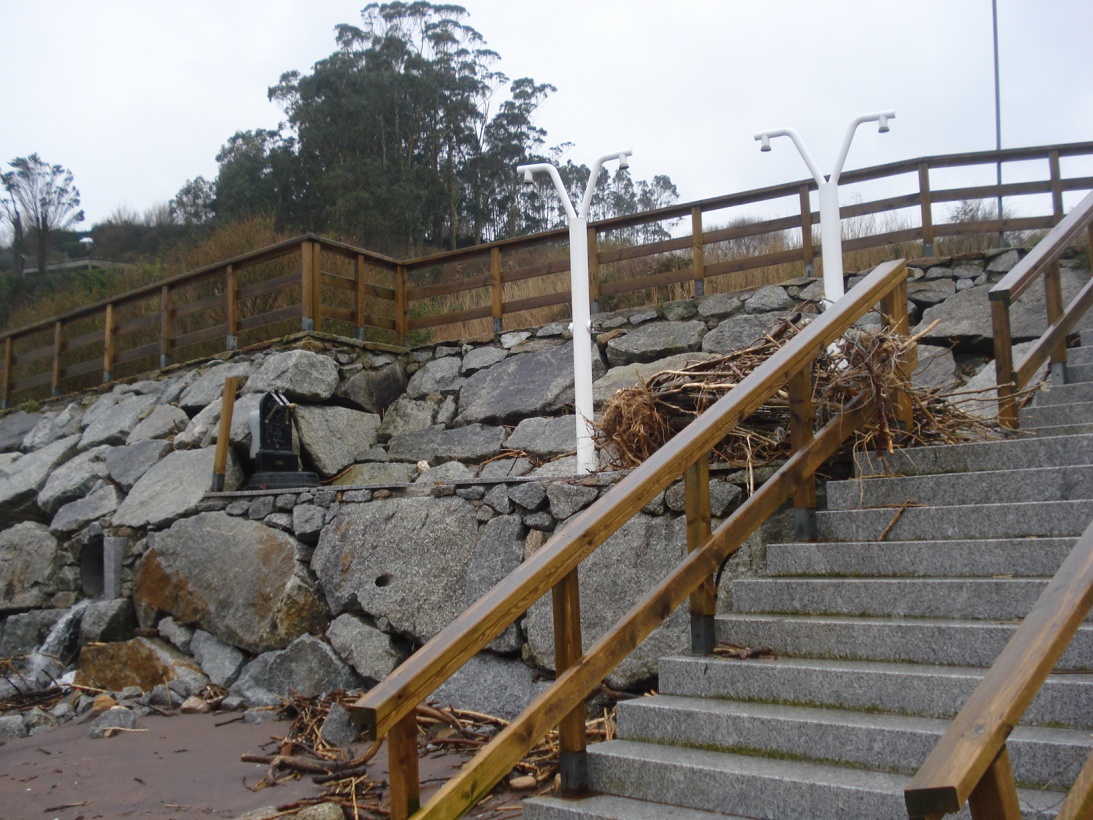 Playa de Fornos. Avería en la senda peatonal y accesos