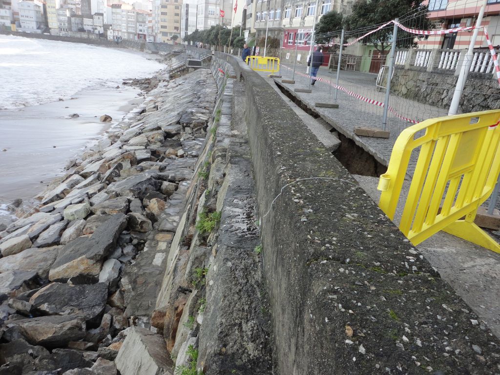 Playa de Malpica. Avería en el paseo marítimo, en el mobiliario urbano y en el pavimento