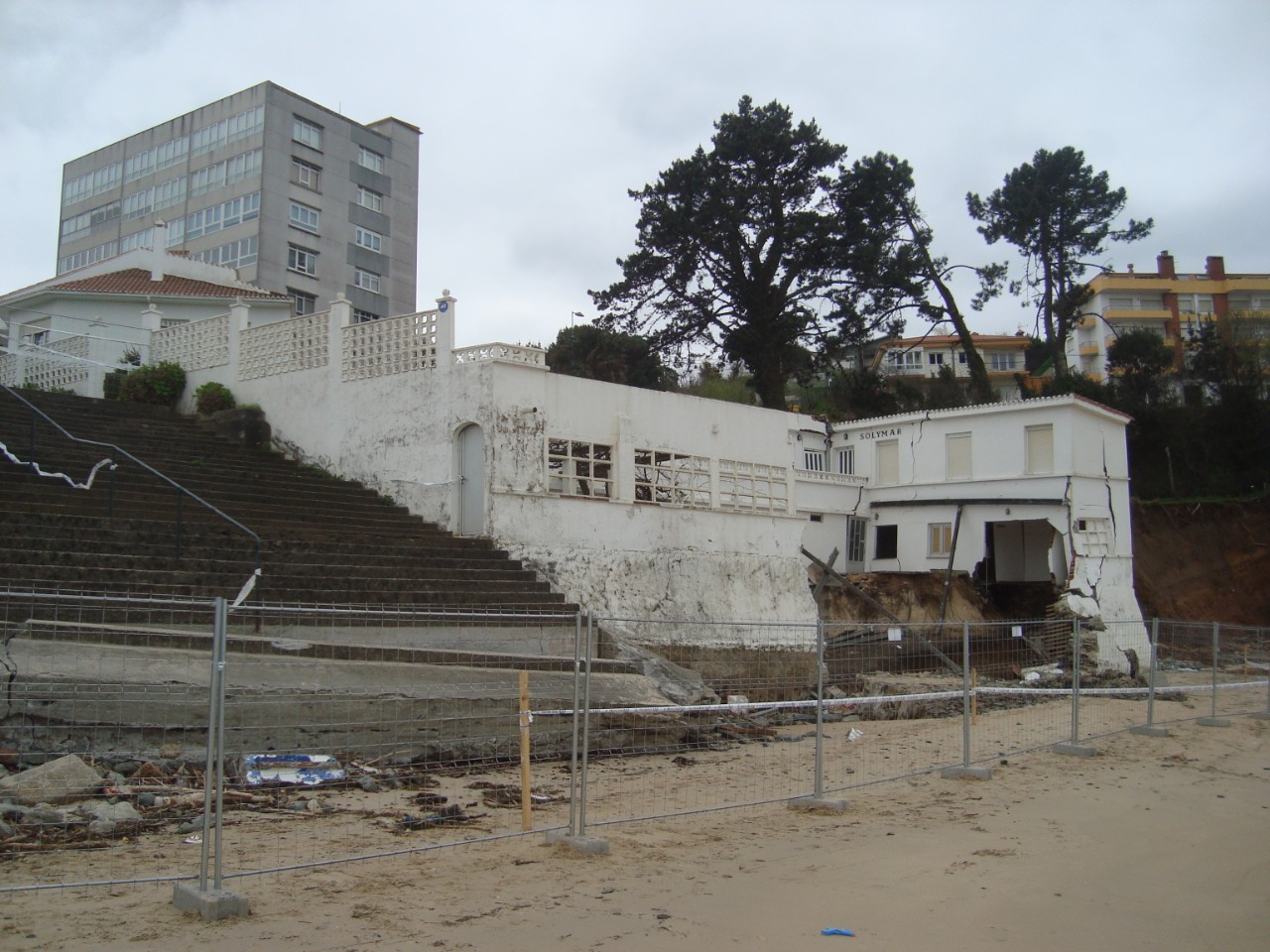 Demolición apartamentos Sol y Mar. Demolición de la construcción afectada por los temporales.