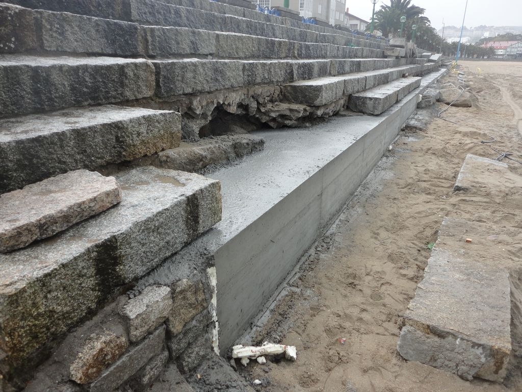 Reconstrucción de muro de defensa, reposición del paseo marítimo, acondicionamiento de accesos a playa y reposición de graderío del paseo y movimiento de arena en Santa Cristina.