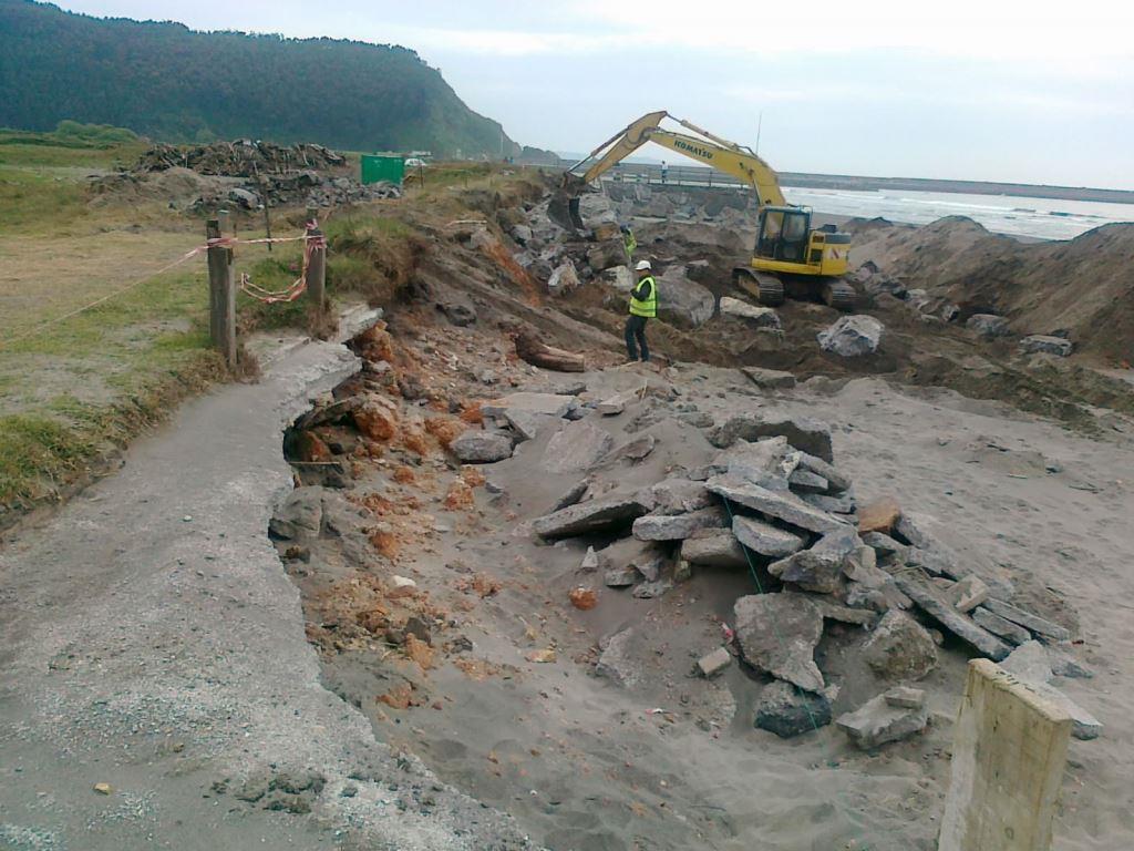 Playa de Los Quebrantos. Reparación de senda y descalce de rampa y escolleras, barandillas