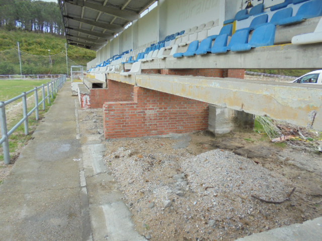 Reparación de daños en campo de fútbol