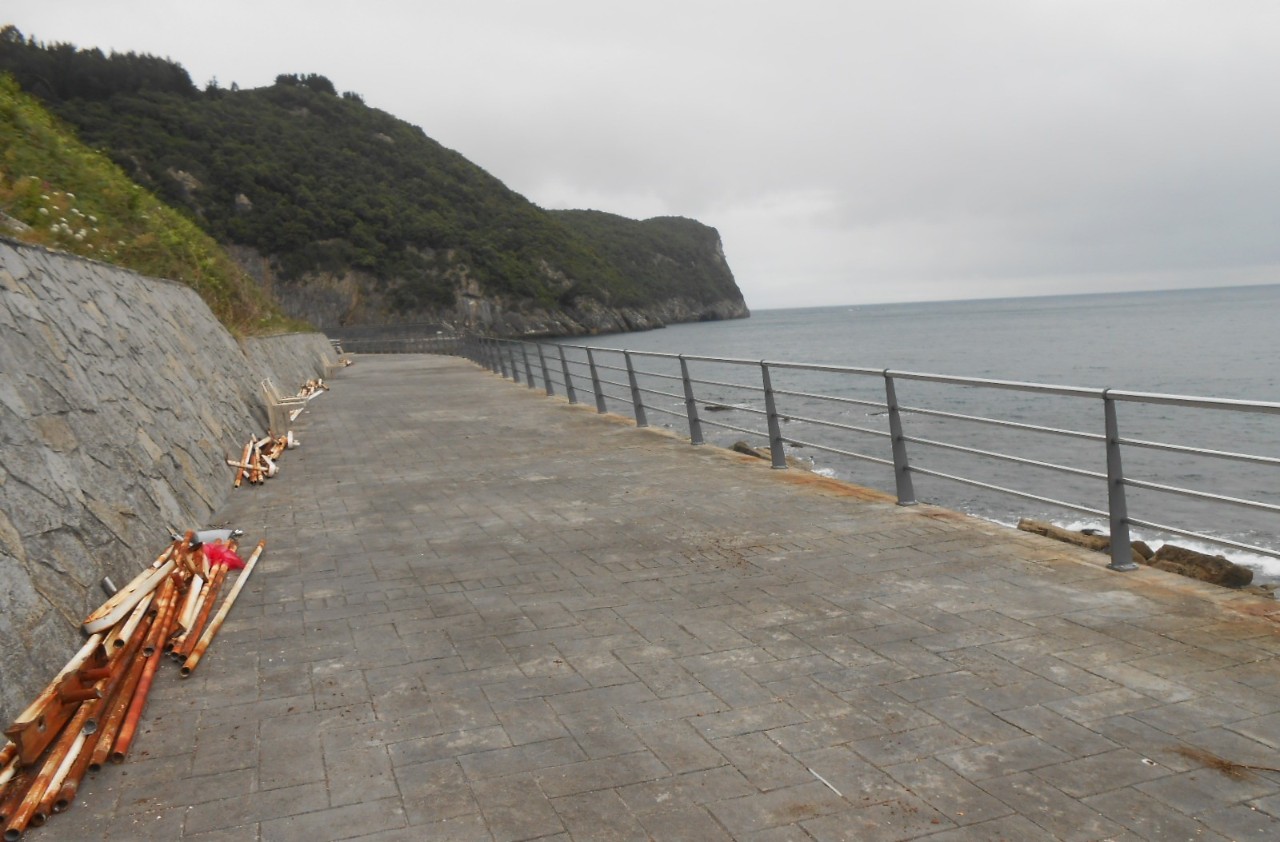 Playa de Lapatza. Restauración del paseo