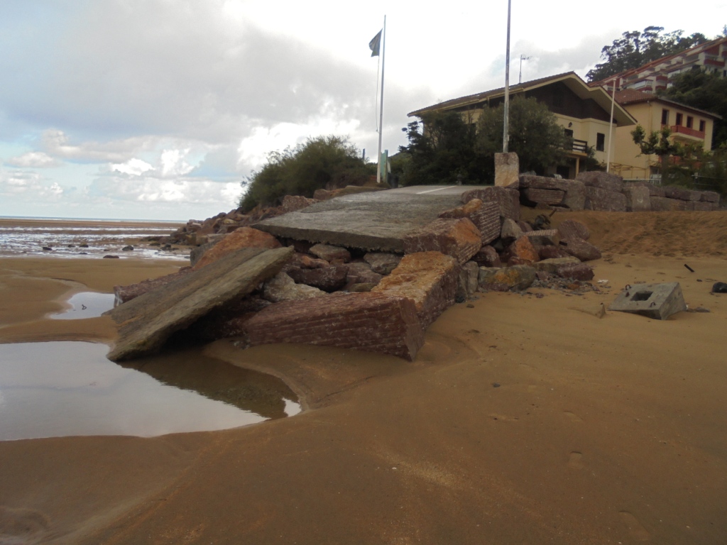 Playa de Laida. Reconstrucción elementos en parque junto a playa.