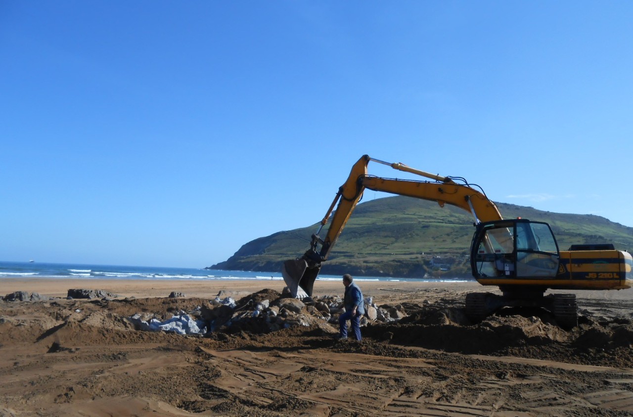 Entorno de la playa La Arena. Retirada antiguas cimentaciones afloradas en playa.