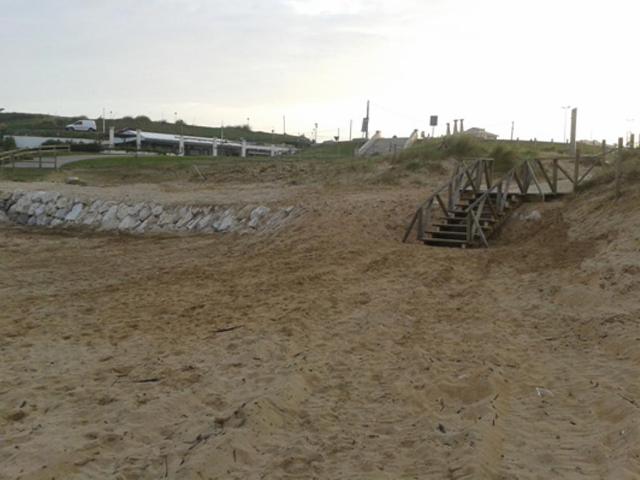 Playa de Cuchía. Retirada restos de cierre dunar y reparación accesos a la playa.